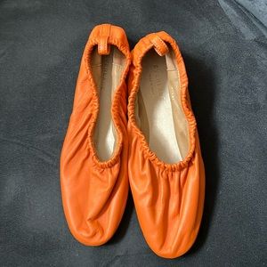 Orange Everlane scrunch back flats. Never worn! Leather.